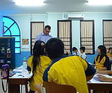 Trainee is practicing with ESL students